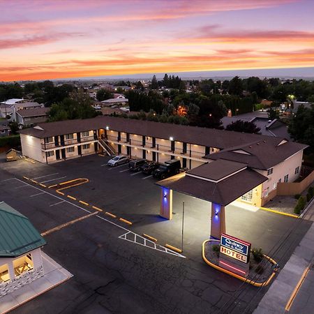 Quincy Inn And Suites Exterior photo
